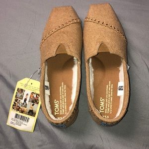 NEW WITH TAGS. TOMS.